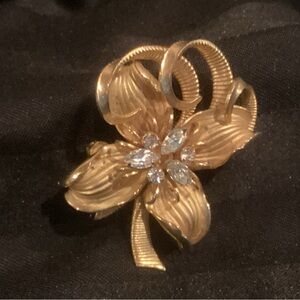Sarah Coventry Gold Floral Brooch with Clear Rhinestones